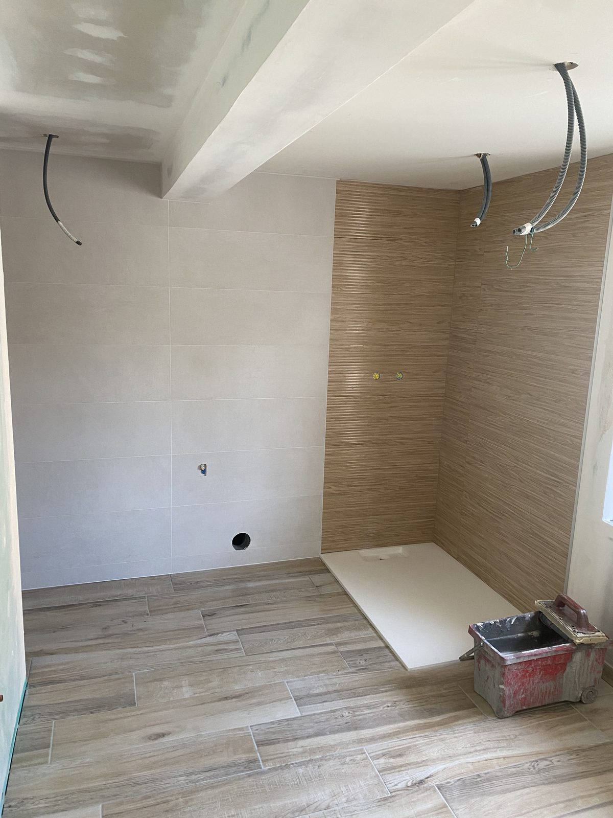 Douche italienne en carrelage effet bois à Castres par TNR Carrelage