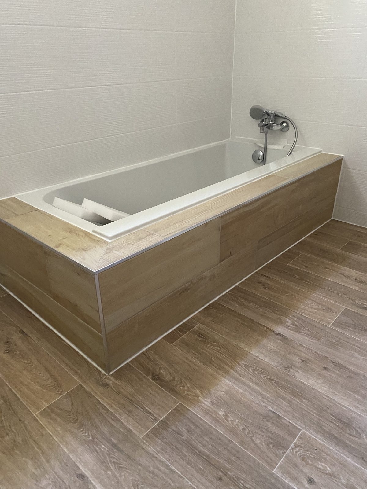 Habillage de baignoire en carrelage effet bois dans le Tarn par TNR Carrelage