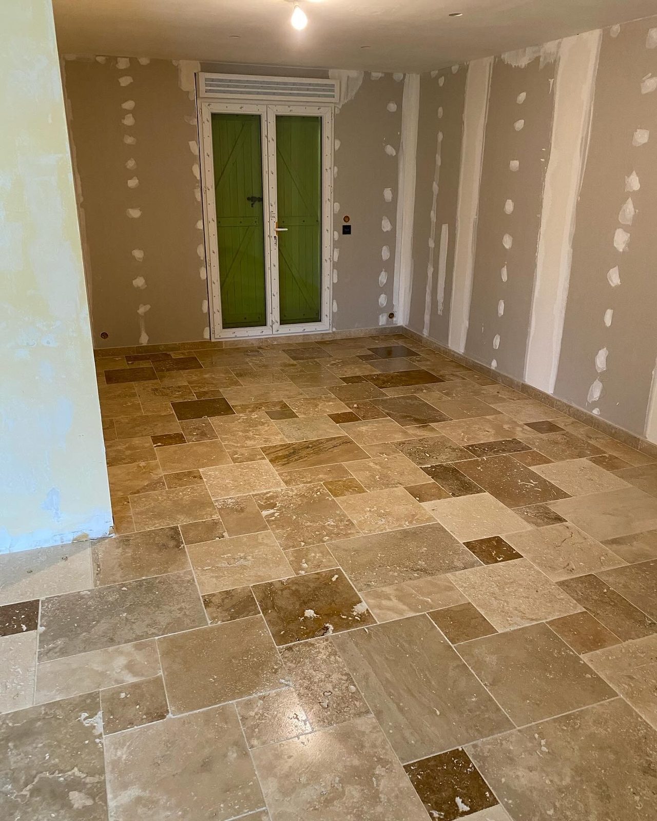 Pose de carrelage travertin dans un salon dans le Tarn par TNR Carrelage