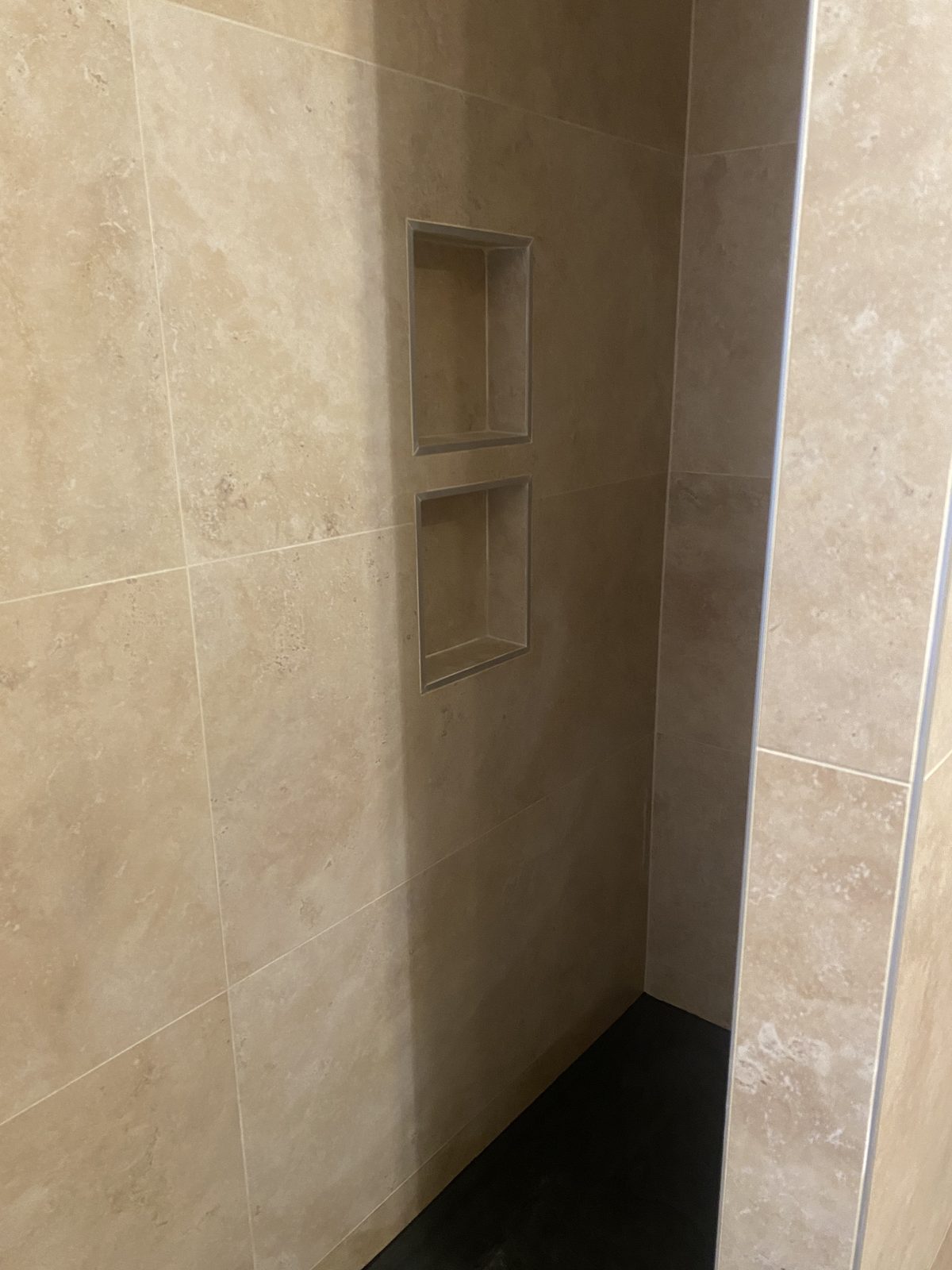 Niches de douche en carrelage effet travertin à Castres par TNR Carrelage