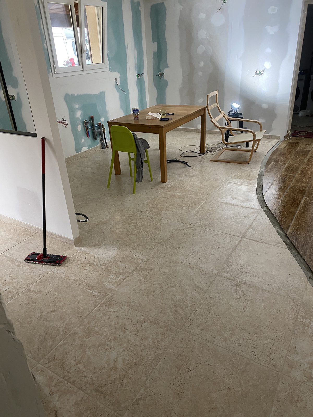 Rénovation d'une salle à manger avec carrelage effet travertin à Castres par TNR Carrelage