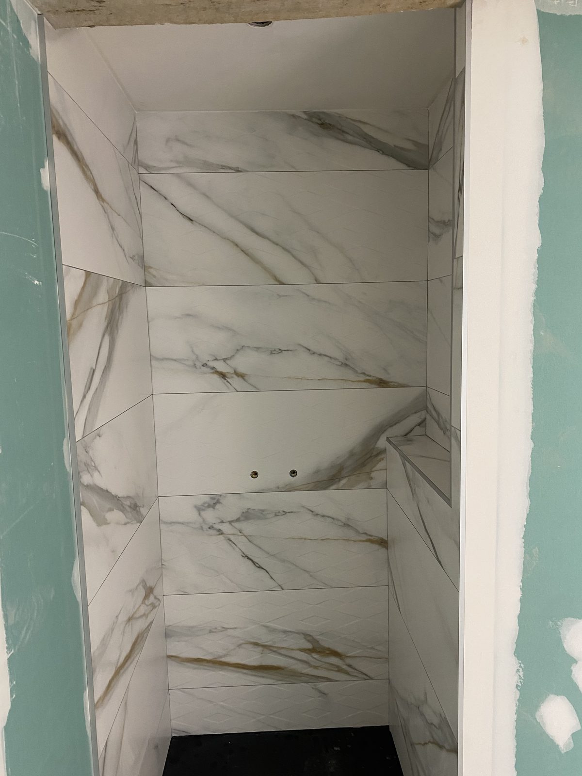 Revêtement mural effet marbre dans une douche à Castres par TNR Carrelage