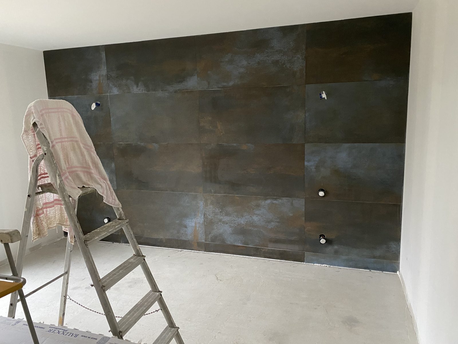 Revêtement mural effet métal bronze dans une salle de bain à Castres par TNR Carrelage