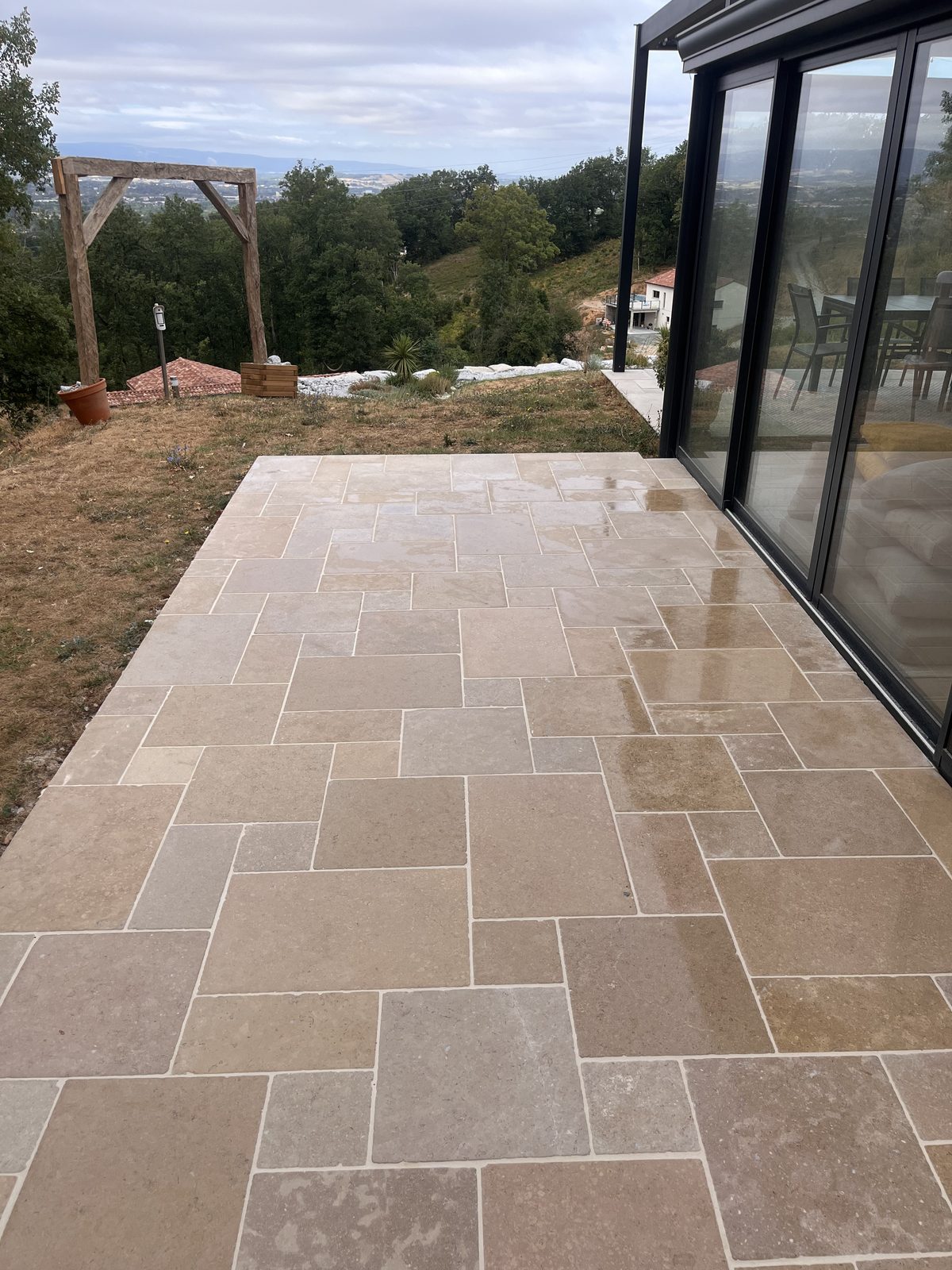 Terrasse extérieure en pierre posée dans le Tarn par TNR Carrelage